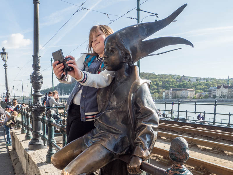 Holčička a socha v Budapešti.