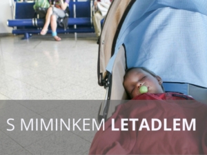 Spící miminko v kočárku na letišti