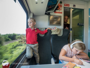 Ve vlaku s dětmi