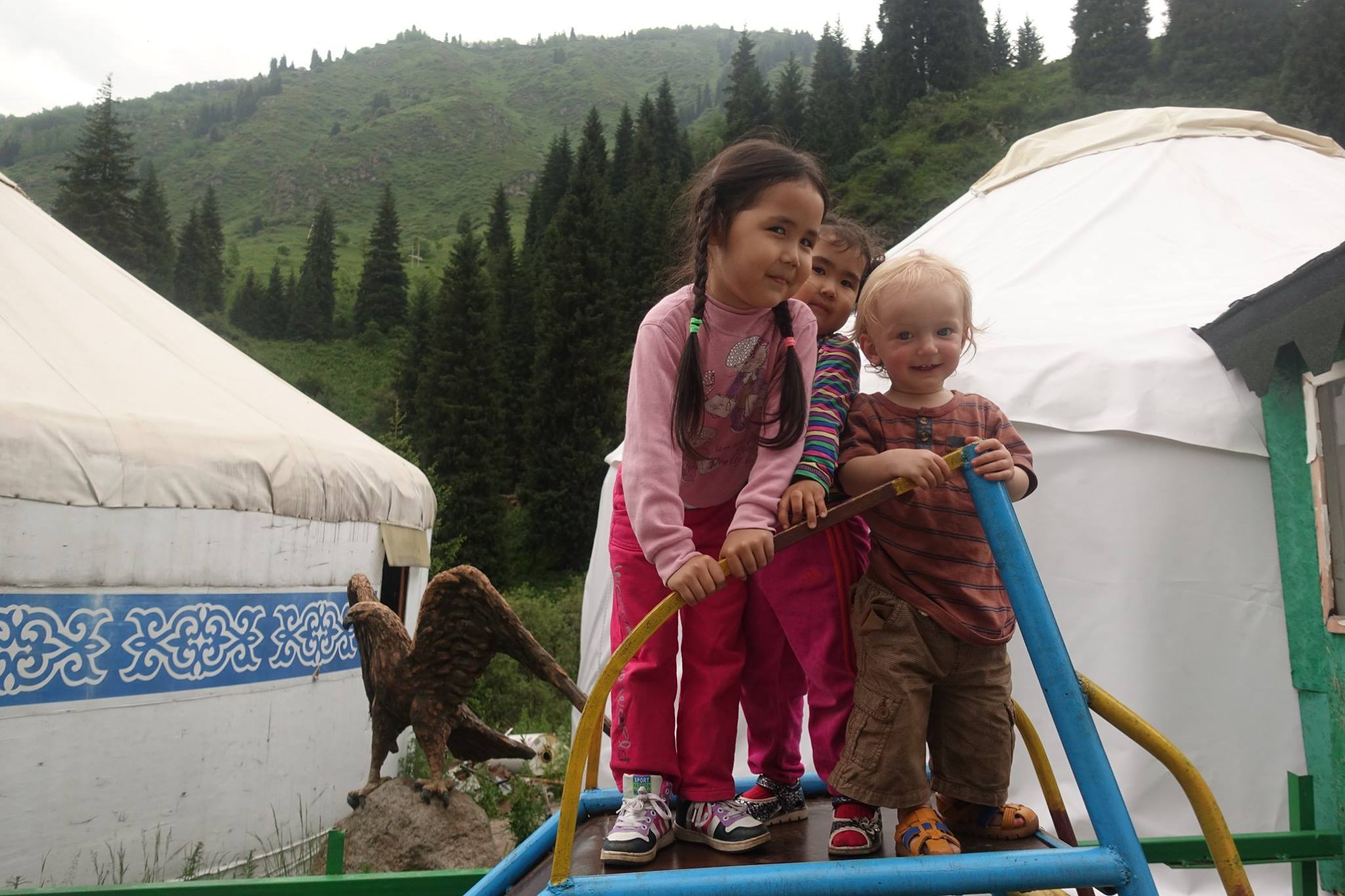 Děti u jurty v Kazachstánu.