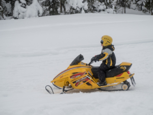 Ve Finsku jezdí na sněžném skútru i děti.
