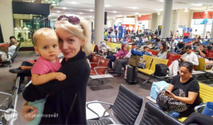 S miminkem na letišti.