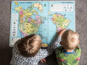 Děti plánují cestu na mapě.