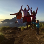 Rodinná fotka s dětmi na vrcholu Gunung Batur