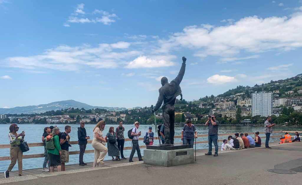 FREDDIE MERCURY, zpěvák skupiny Queen, má v Montreux na břehu Ženevského jezera svou sochu. Vytvořila ji česká sochařka Irena Sedlecká.